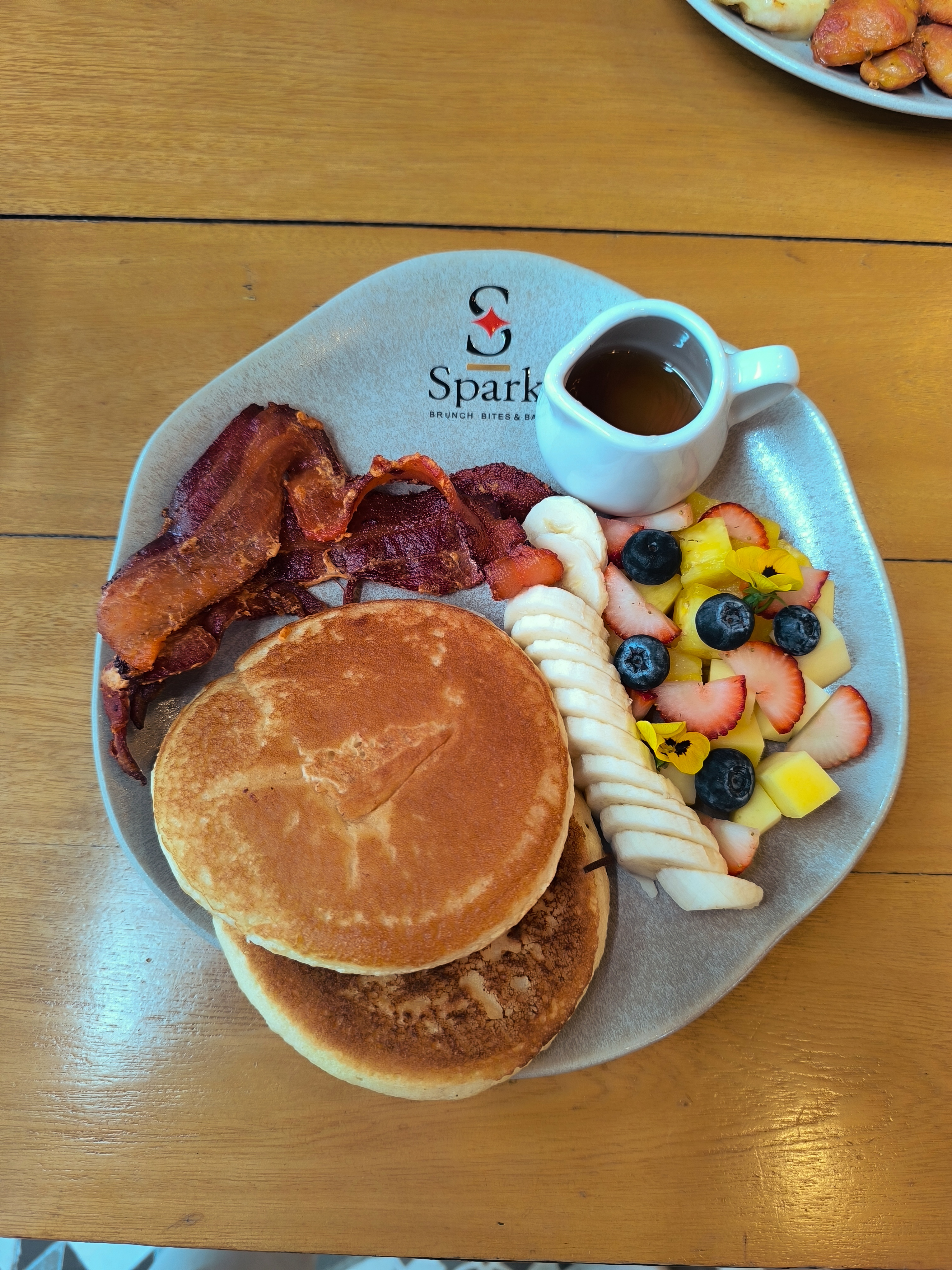 Pancakes con fruta fresca y tocineta